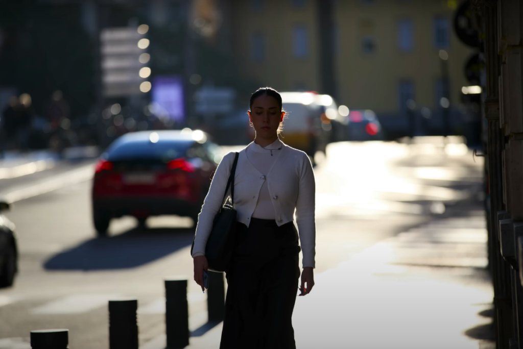 Photographie d'une femme qui marche dans la rue prise avec l'objectif Canon RF 70-200mm f2.8 Z 